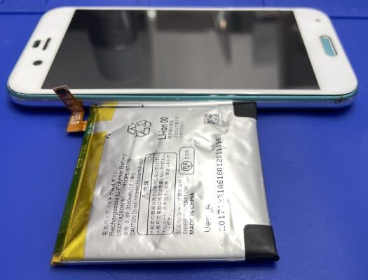 スマホの厚みを超えた高さのバッテリー