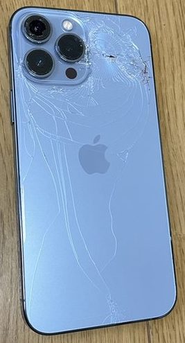 裏面に穴のあいたiPhone